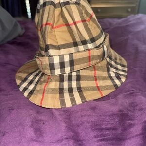 Burberry bucket hat for child size medium